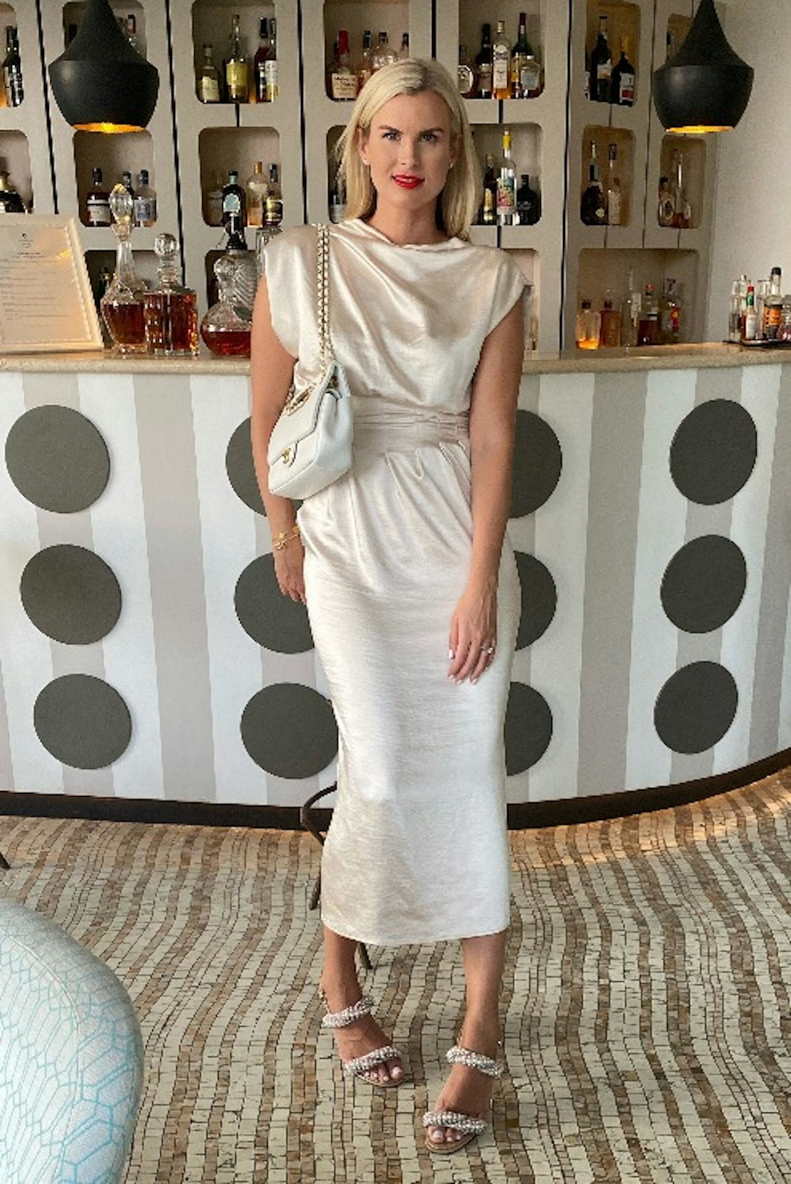 Ingrid has over 27K followers on her Instagram account where she is sharing her love for fashion, handbags and shoes.We love her creative styling, mixing colour and classic designer pieces. Here she is wearing the Abalone Coat from AÉRYNE ´s latest collection. image